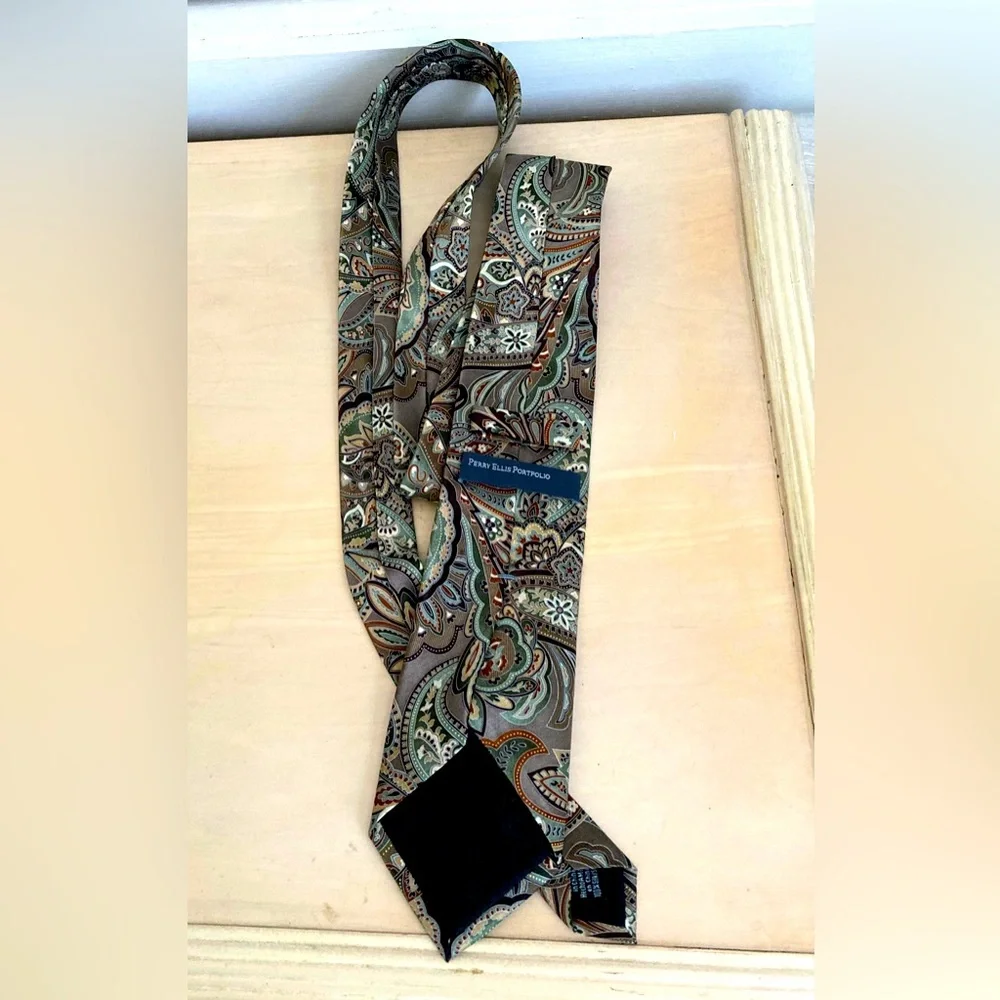 Perry Ellis tie - Picture 7 of 7